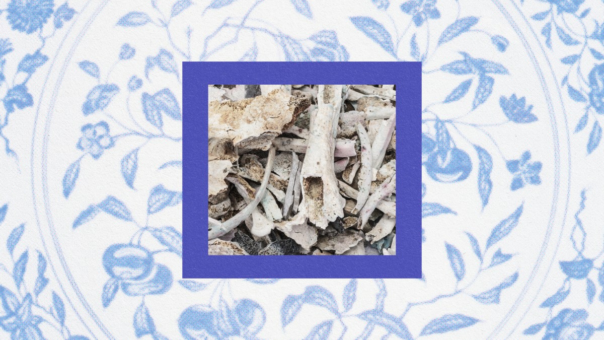 a blue and white porcelain frame with a picture of a piece of wood.