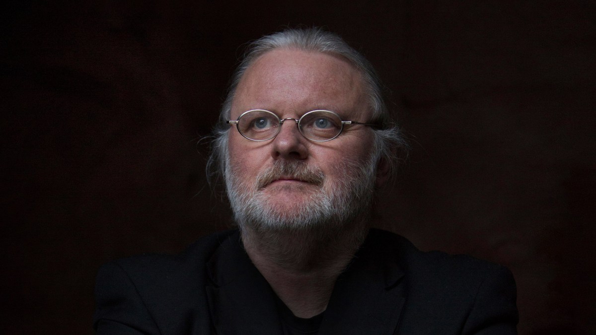 Jon Fosse is posing for a photo.